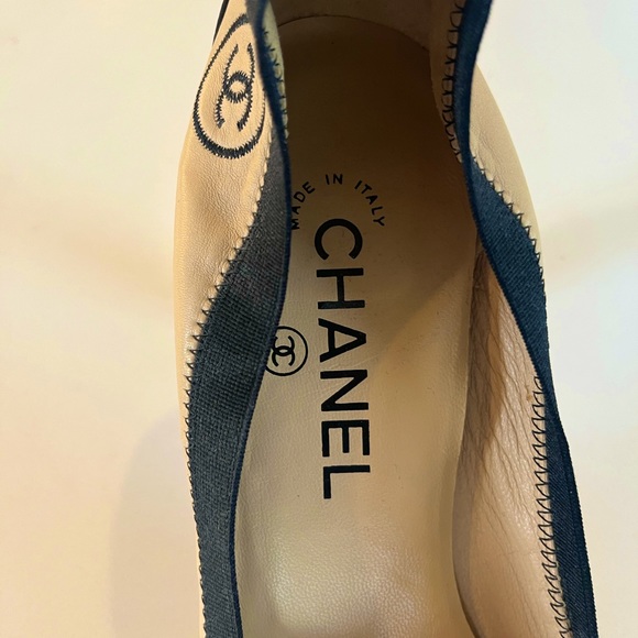 Vintage CHANEL Pumps - Picture 2 of 3